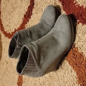 Rampage Gray Wedge Bootie Size 6